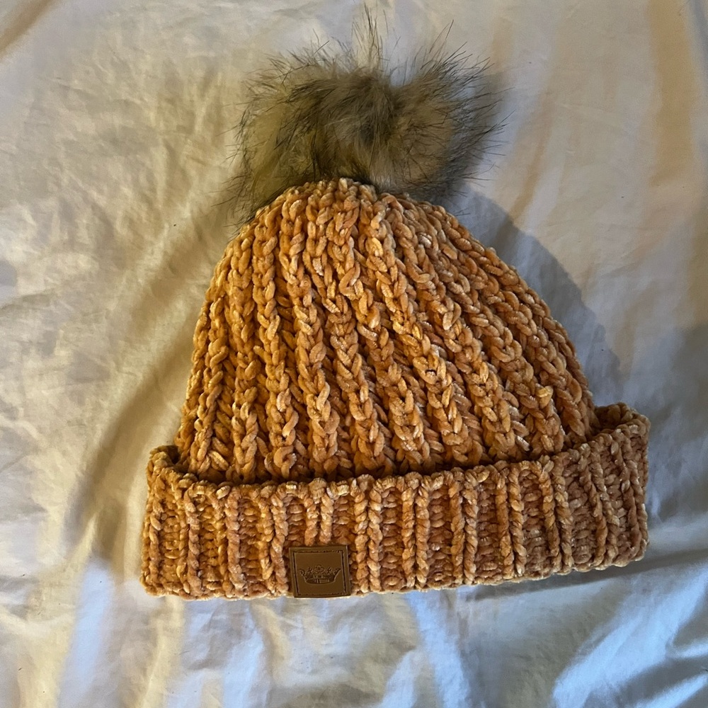 Like new knit 🧶 yellow Pom Pom beanie